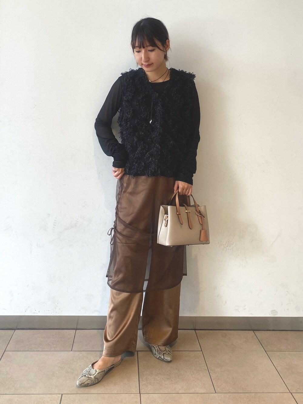 「お出かけコーデ、秋服準備はじめました、レイヤードスタイル、ラクチンコーデ、大人かわいい、着回しコーデ、秋冬コーデ、ブラックコーデ、ベスト、シアートップス、スカパン、センスオブプレイス、SENSEOFPLACE、ロデスコ、アーバンリサーチ」｜「SENSE OF PLACE by URBAN RESEARCHのシャーリングシアースカートパンツ（その他パンツ、ブラウン系）」を使った、naoさん（レディース・158cm）の夏コーディネートの1枚目の写真