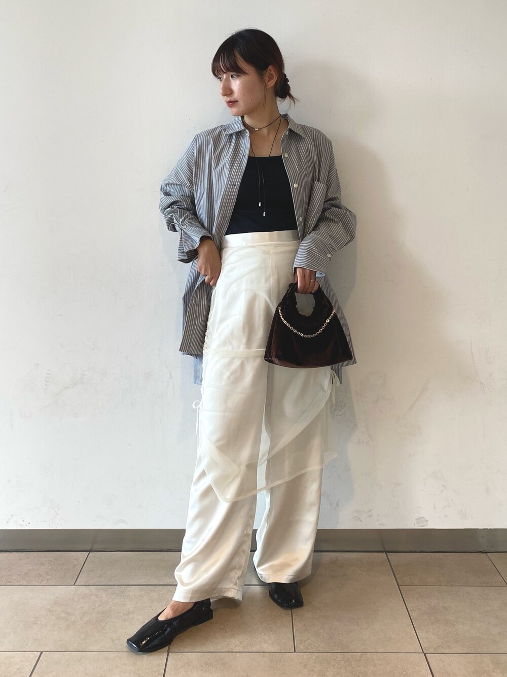 「シャツスタイル、秋服準備はじめました、パンツスタイル、シンプルスタイル、デートコーデ、プチプラ、キレイめ、淡色コーデ、レイヤードスタイル、ストライプ、スカパン、ベロア、センスオブプレイス、SENSEOFPLACE、アーバンリサーチ」｜「SENSE OF PLACE by URBAN RESEARCHのシャーリングシアースカートパンツ（その他パンツ、ホワイト系）」を使った、naoさん（レディース・158cm）の秋コーディネートの1枚目の写真