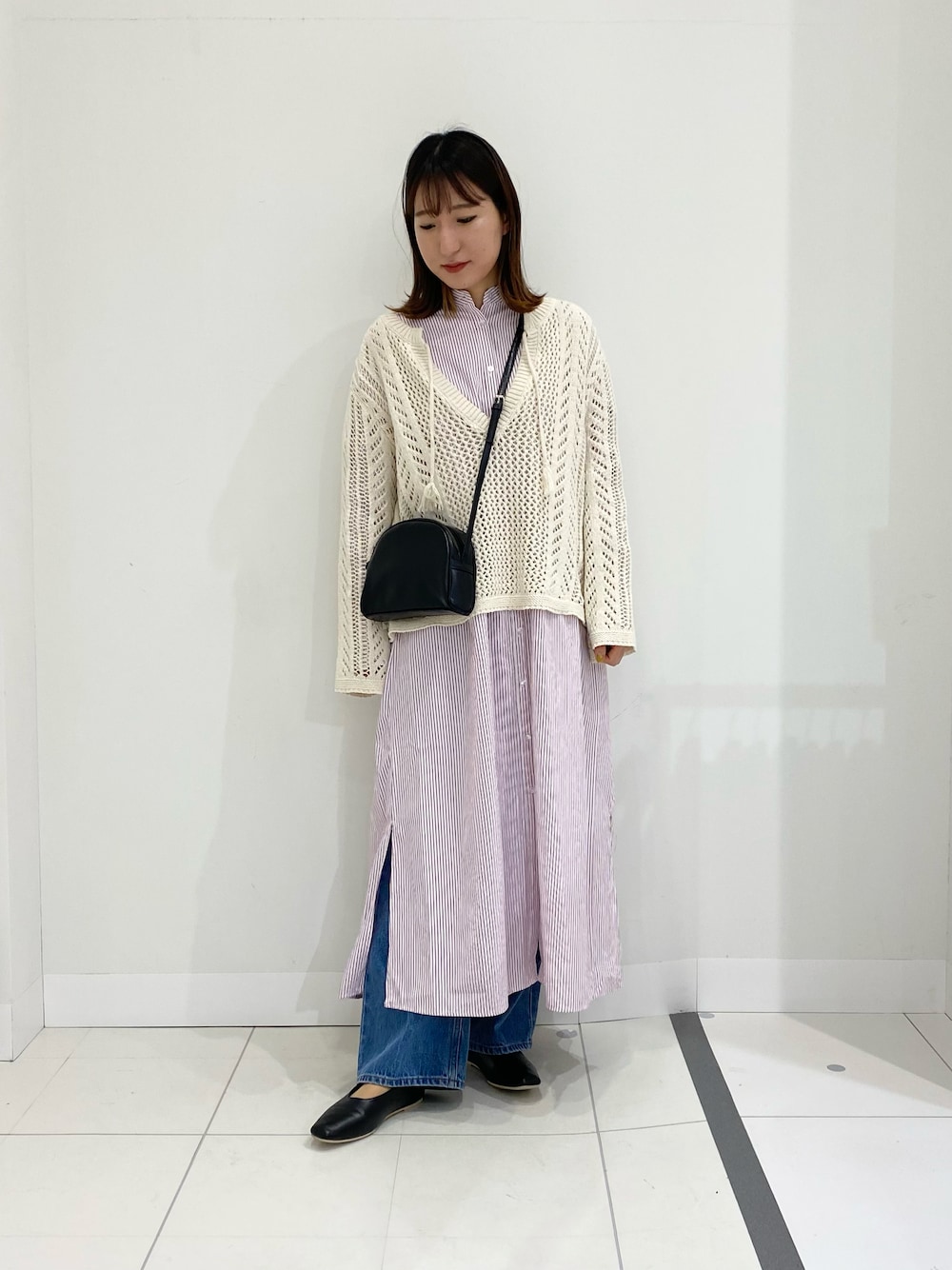「春服みてみて、休日スタイル、シンプルコーデ、シャツスタイル、シャツワンピ、ストライプ、キーネック、デニム、フレアデニム、センスオブプレイス、SENSEOFPLACE」｜「SENSE OF PLACE by URBAN RESEARCHの【One-C/低身長向けサイズ展開あり】コクーンスリーブシャツワンピース（シャツワンピース、パープル系）」を使った、naoさん（レディース・158cm）の春コーディネートの1枚目の写真