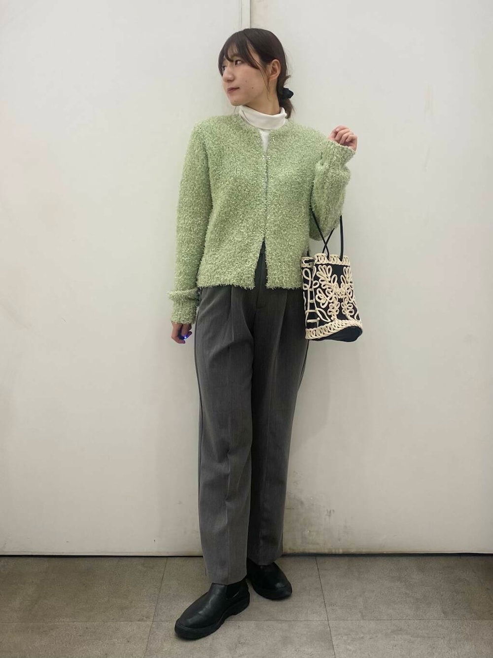 グレー系のその他パンツ、ブラック系のブーツ、ブラック系のショルダーバッグを着用したレディースの冬コーディネートの1枚目の写真