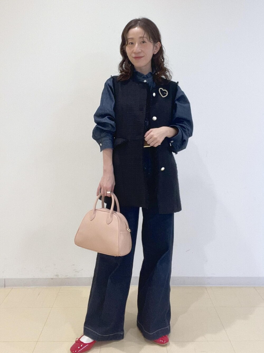 ブルー系のデニムパンツ、ブルー系のシャツ/ブラウス、ブルー系のベストを着用したレディースの冬コーディネートの1枚目の写真