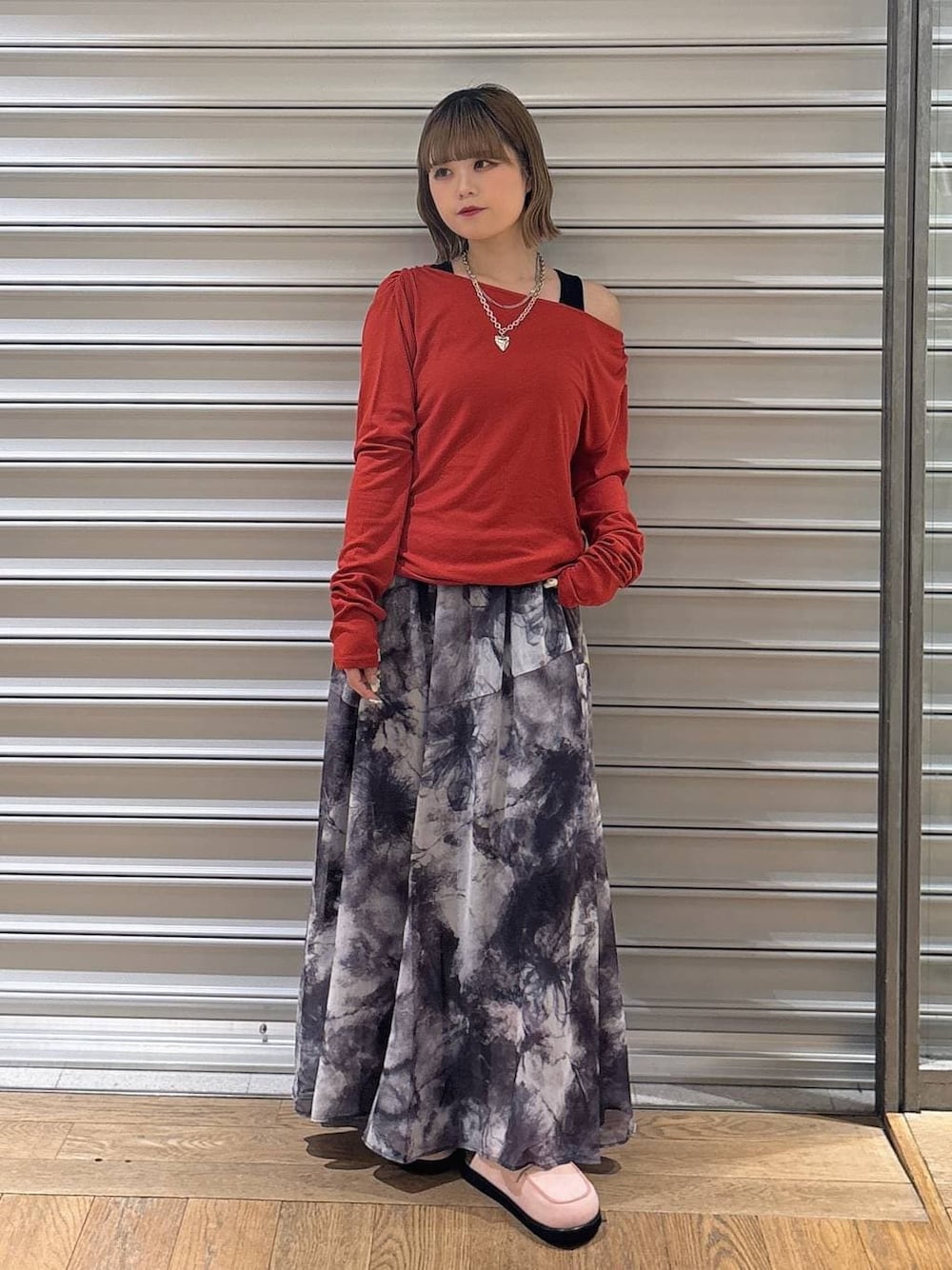 ブラック系のタンクトップ、レッド系のTシャツ/カットソー、ピンク系のローファーを着用したレディースの春コーディネートの1枚目の写真