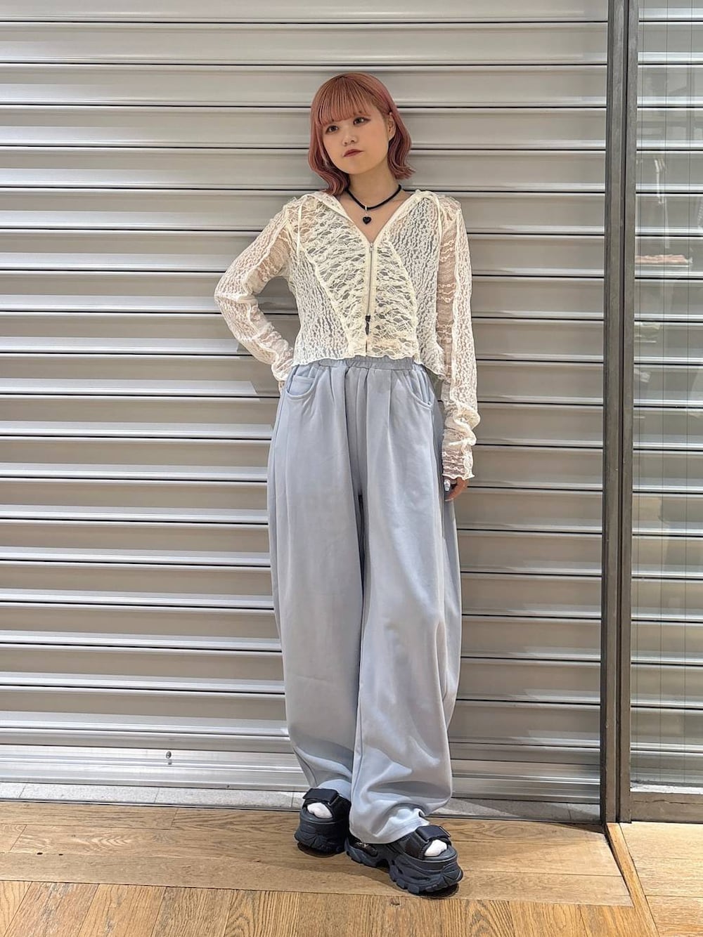 グレー系のタンクトップ、ホワイト系のパーカー、グレー系のサンダルを着用したレディースの春コーディネートの1枚目の写真