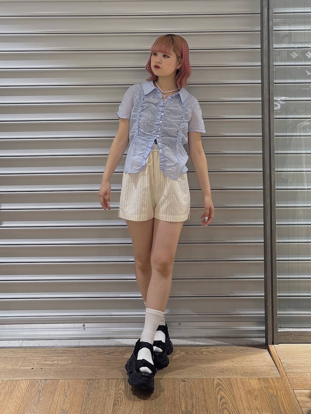 ブラック系のサンダル、ホワイト系のその他パンツ、ブルー系のシャツ/ブラウスを着用したレディースの春コーディネートの1枚目の写真