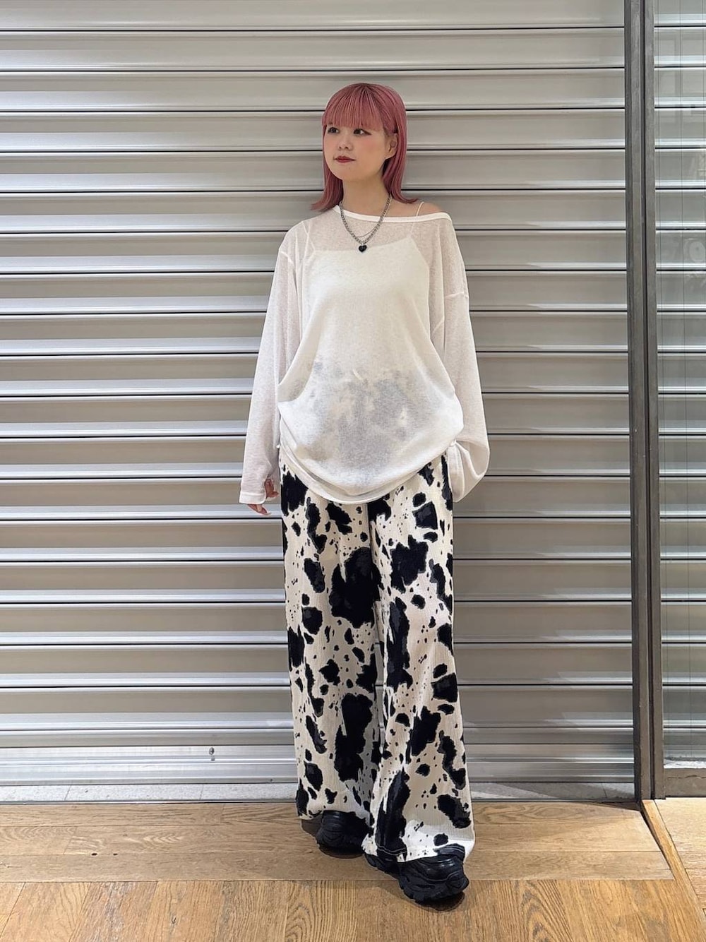 ホワイト系のTシャツ/カットソー、ブラック系のローファー、ホワイト系のキャミソールを着用したレディースの夏コーディネートの1枚目の写真