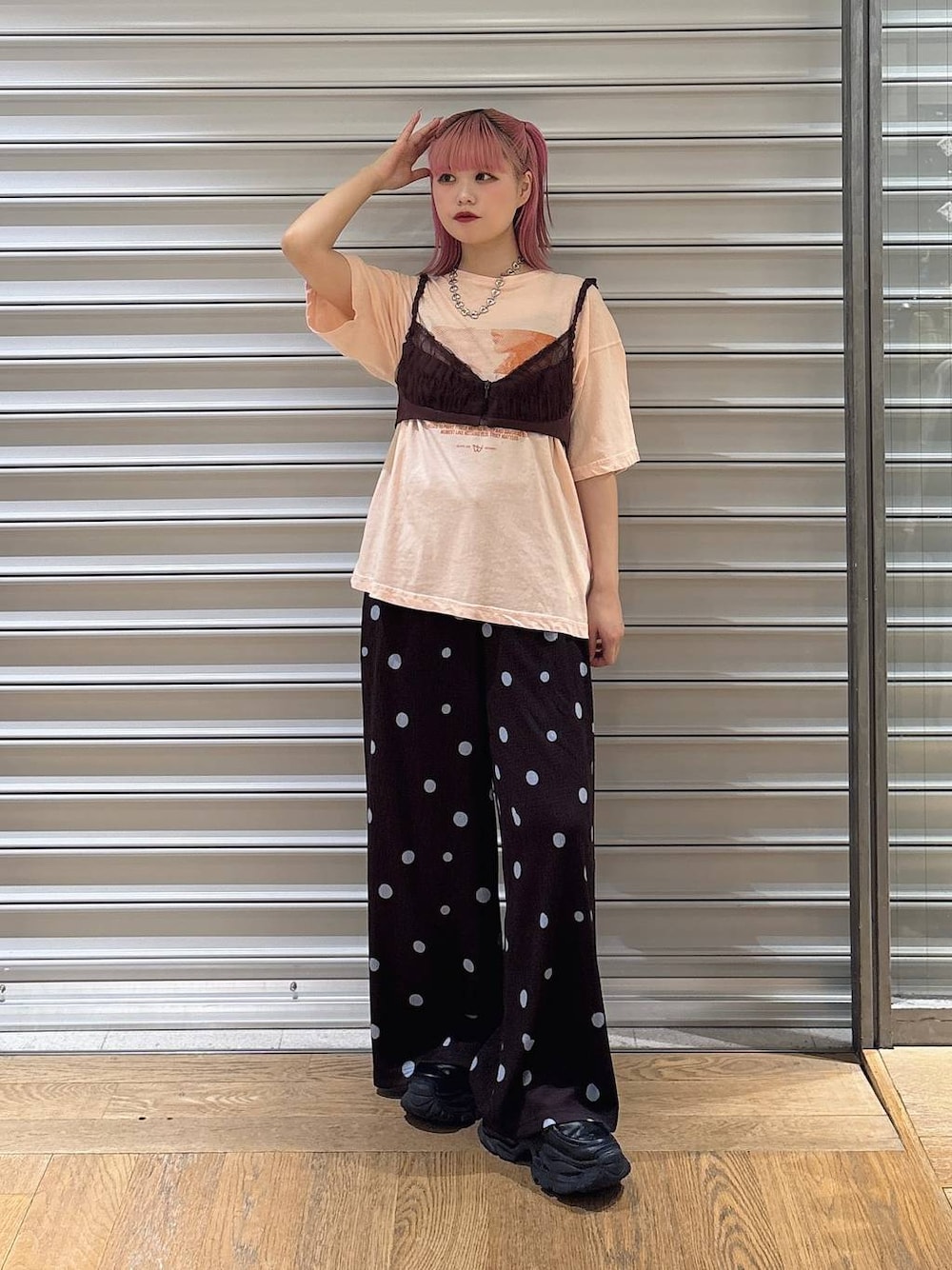 ブラウン系のその他パンツ、ブラウン系のキャミソール、オレンジ系のTシャツ/カットソーを着用したレディースの夏コーディネートの1枚目の写真