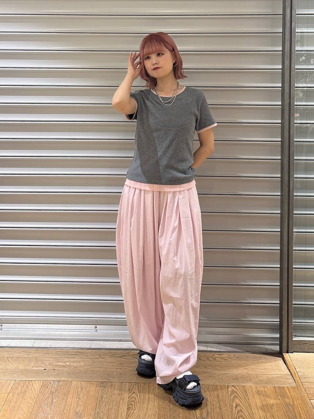 グレー系のサンダル、ピンク系のカーゴパンツ、グレー系のTシャツ/カットソーを着用したレディースの春コーディネートの1枚目の写真