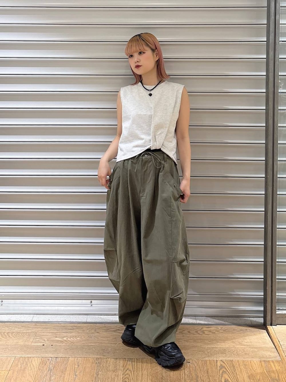 グレー系のTシャツ/カットソー、ブラック系のローファー、グリーン系のその他パンツを着用したレディースの夏コーディネートの1枚目の写真