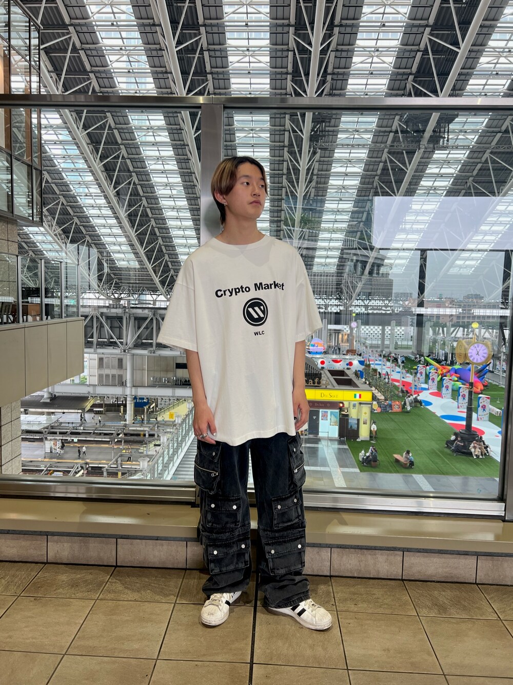 ホワイト系のTシャツ/カットソーを着用したメンズの夏コーディネートの1枚目の写真