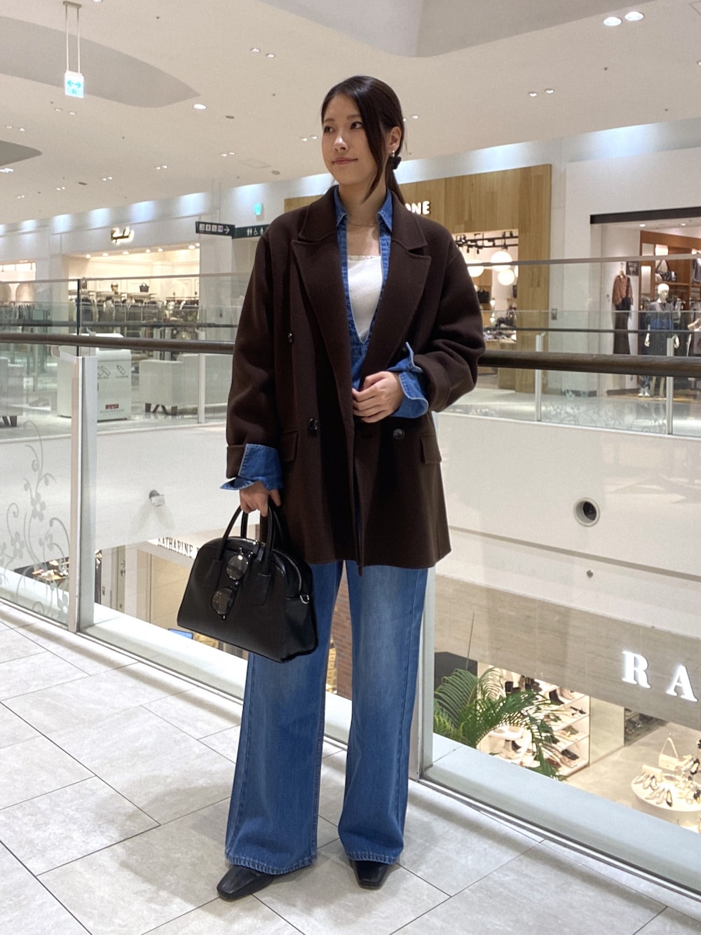 ブラウン系のその他アウター、ブルー系のシャツ/ブラウス、ホワイト系のTシャツ/カットソーを着用したレディースの秋コーディネートの1枚目の写真