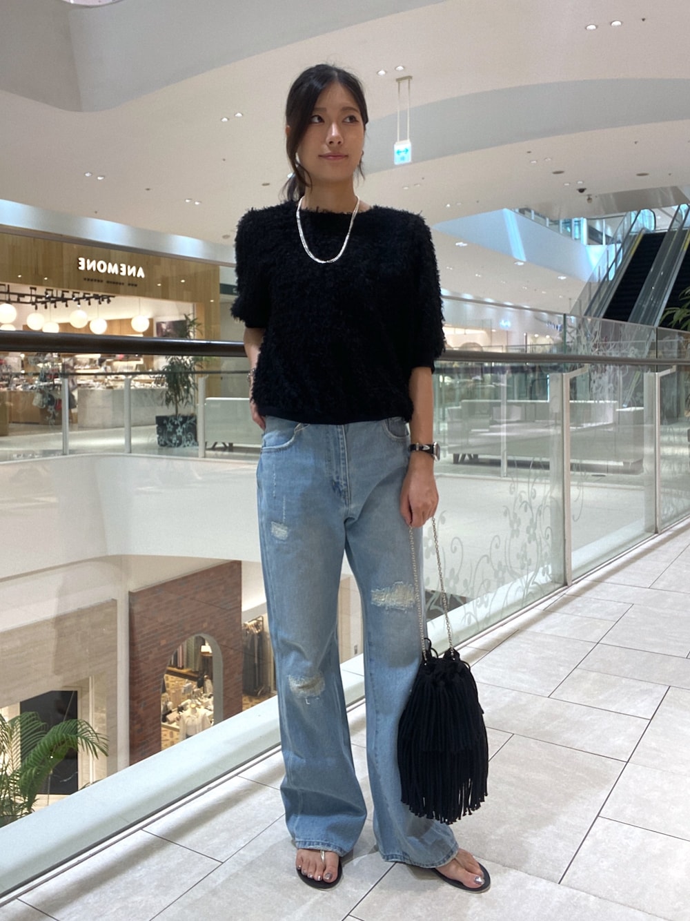 「デニム、ブラウス、夏コーデ、夏ファッション、夏服、夏、おしゃれさんと繋がりたい、レディースファッション、大人女子、カジュアル、カジュアルコーデ、大人カジュアル、パンツスタイル、アクセサリー、大人コーデ」｜「RIVE DROITEの【着映え】リブ付きフリンジブラウス（シャツ/ブラウス、ブラック系）」を使った、kotoko0712さん（骨格ストレート・レディース・162cm）の夏コーディネートの1枚目の写真