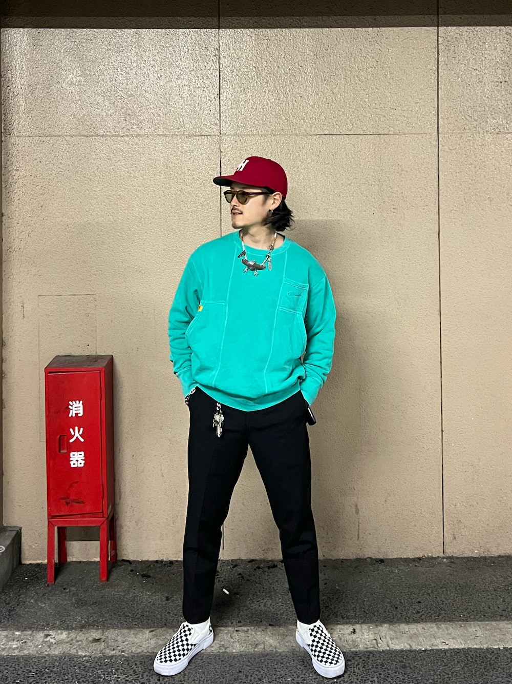 「アメカジ、古着、古着MIX、キャップ、スウェット、スラックス、サングラス、EBBETS FIELD FLANNELS、VANS、ユニクロ、おしゃれさんと繋がりたい、いいね、save、フォローお願いします🤑、低身長、低身長コーデ」｜「EBBETS FIELD FLANNELSのヴィンテージベースボールキャップ（キャップ、レッド系）」を使った、sgrさん（メンズ・165cm）の春コーディネートの1枚目の写真