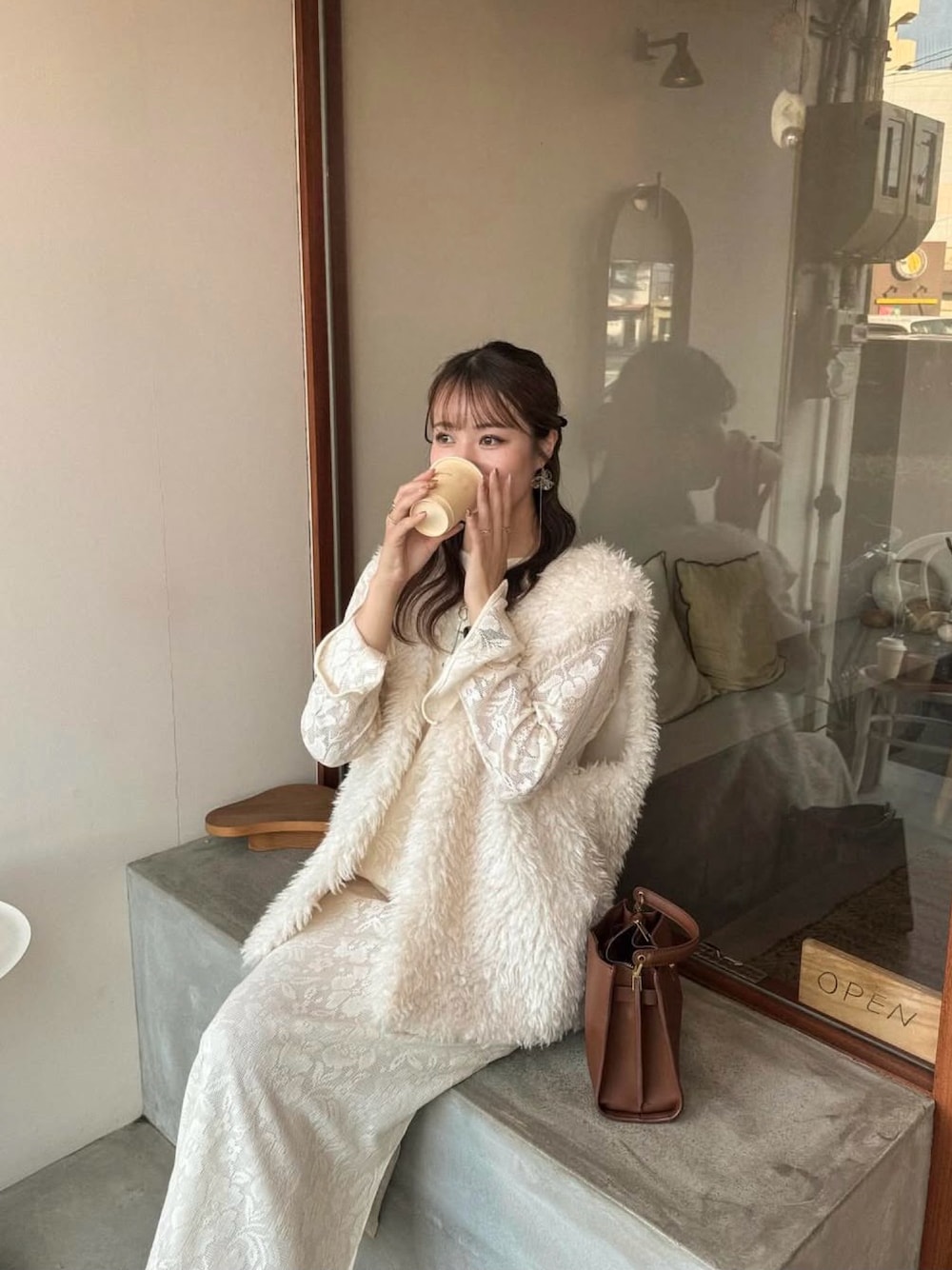 「最近のいい感じコーデ、ホワイトコーデ、おしゃれさんと繋がりたい」｜「ZARAのアイテム（ショルダーバッグ、ブラウン系）」を使った、yuuさん（レディース・168cm）の冬コーディネートの1枚目の写真