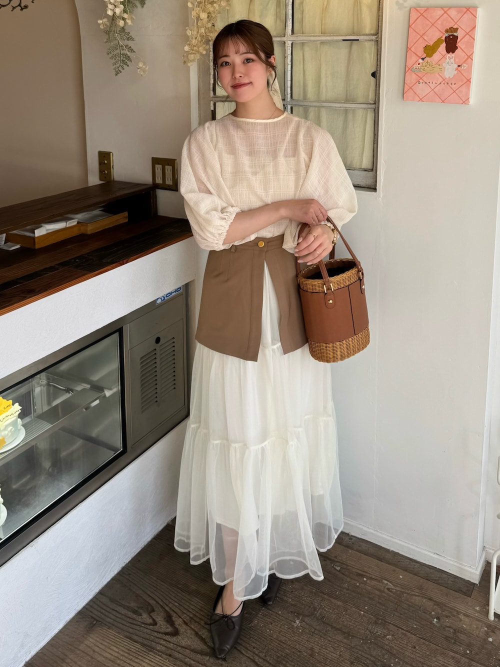 「おでかけコーデ、オトナ女子、大人ファッション、春夏コーデ、休日スタイル、NOBLE、チュール、スカートスタイル、ロングスカート、淡色女子、淡色コーデ、シースルー、かごバッグ、高身長、高身長女子」｜「RANANのチュールティアードスカート（スカート、ホワイト系）」を使った、yuuさん（レディース・168cm）の夏コーディネートの1枚目の写真