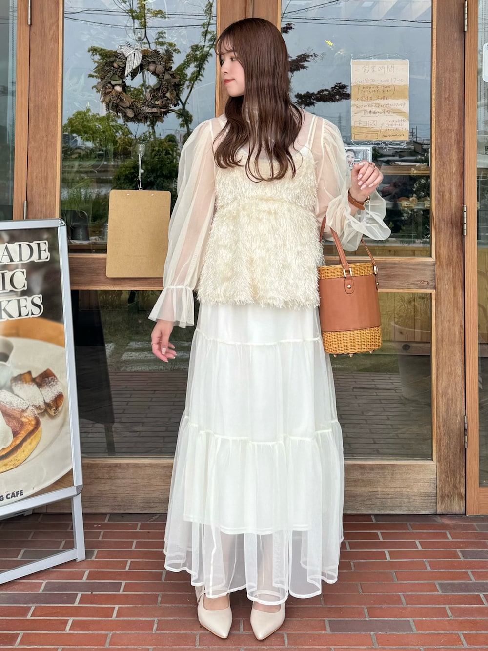 「キレイめコーデ、きれいめコーディネート、フリルブラウス、春服、高身長女子、高身長、シアー、ホワイト、ホワイトコーデ、オールホワイト、シアートップス、ロングスカート、かごバッグ、キャミソール、ビスチェ」｜「RANANのチュールティアードスカート（スカート、ホワイト系）」を使った、yuuさん（レディース・168cm）の春コーディネートの1枚目の写真