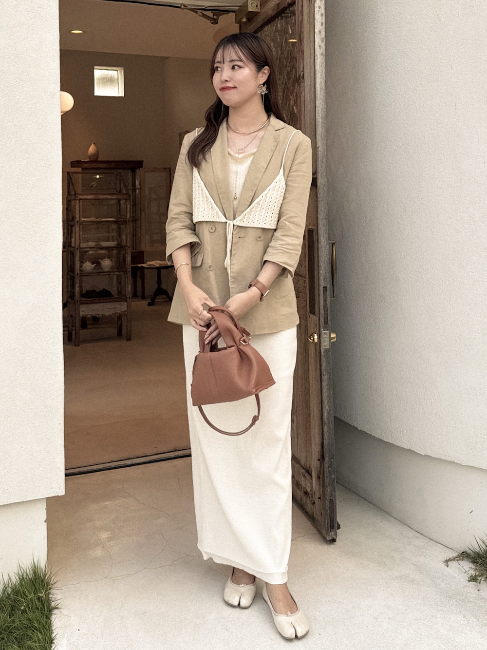「レイヤードスタイル、お出かけコーデ、大人可愛い、オトナ女子、大人コーデ、ブラウンコーデ、ベージュコーデ、スカートコーデ、高身長、高身長女子、淡色コーデ、淡色女子、ジャケット、ビスチェ、レイヤード」｜「LibertyDollの足袋パンプス（パンプス、ホワイト系）」を使った、yuuさん（レディース・168cm）の夏コーディネートの1枚目の写真