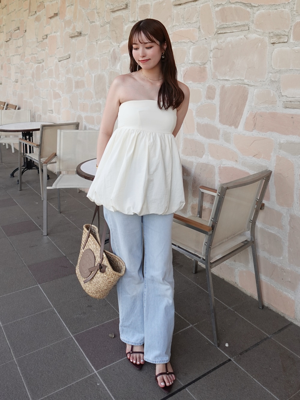 「夏ルックで気分アップ、夏ファッション、夏服、デニム、オトナカジュアル、キレイめ、きれいめコーデ、デニムコーデ、高身長女子、高身長、ホワイト、ビスチェ、ビスチェ×デニム、サンダル、かごバッグ」｜「raffimeのチョーカー付きバルーンビスチェ（チューブトップ、ホワイト系）」を使った、yuuさん（レディース・168cm）の夏コーディネートの1枚目の写真