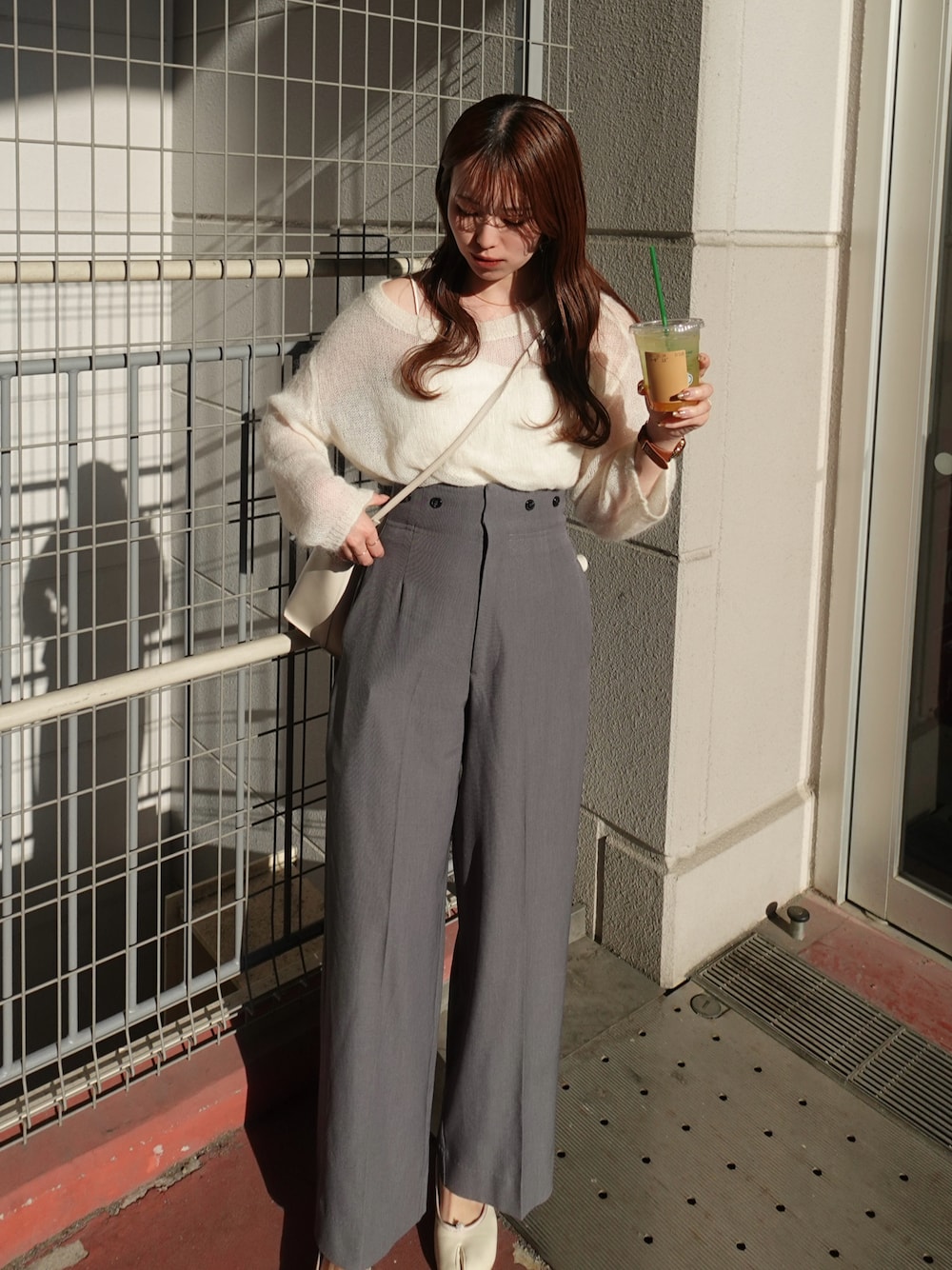 「最近のいい感じコーデ、メッシュニット、ショルダーバッグ、大人カジュアル、大人女子、カジュアルコーデ、ラクチンコーデ、オトナカジュアル、高身長女子、高身長コーデ、トップス、春ニット、春ファッション、スラックス、大人コーデ」｜「SNIDELのシアーモヘアプルオーバー（ニット/セーター、ホワイト系）」を使った、yuuさん（レディース・168cm）の春コーディネートの1枚目の写真