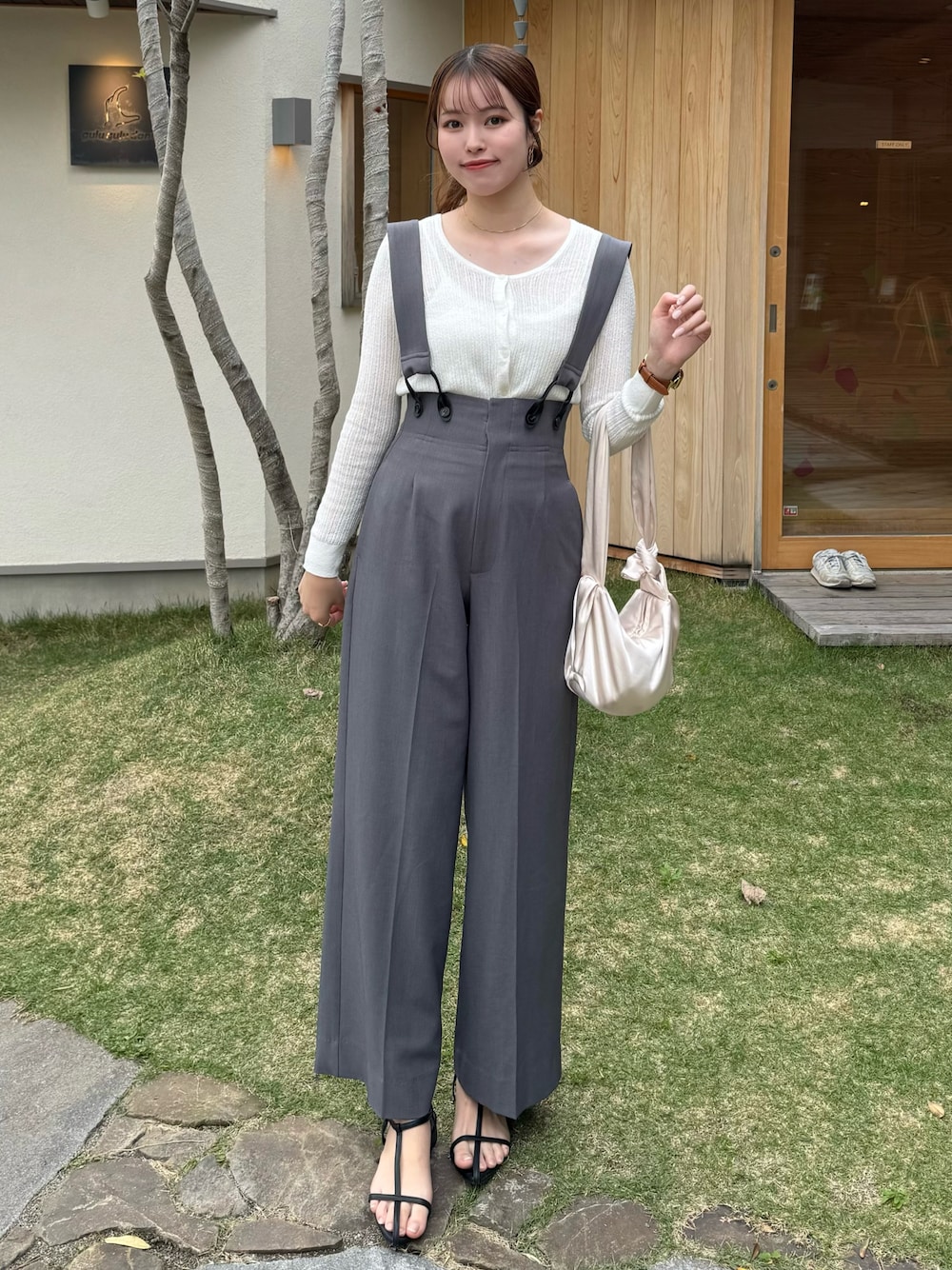 「夏コーデ、夏服、ラクチンコーデ、初夏コーデ、ゆるコーデ、大人女子、高身長女子コーデ、高身長、高身長女子、サロペット、サロペットコーデ、グレー、サンダル、ユニクロ、シンプルコーデ」｜「LibertyDollのLiberty doll / アンクルベルト センターライン サンダル (4175) 華奢ストラップサンダル（サンダル、ブラック系）」を使った、yuuさん（レディース・168cm）の春コーディネートの1枚目の写真