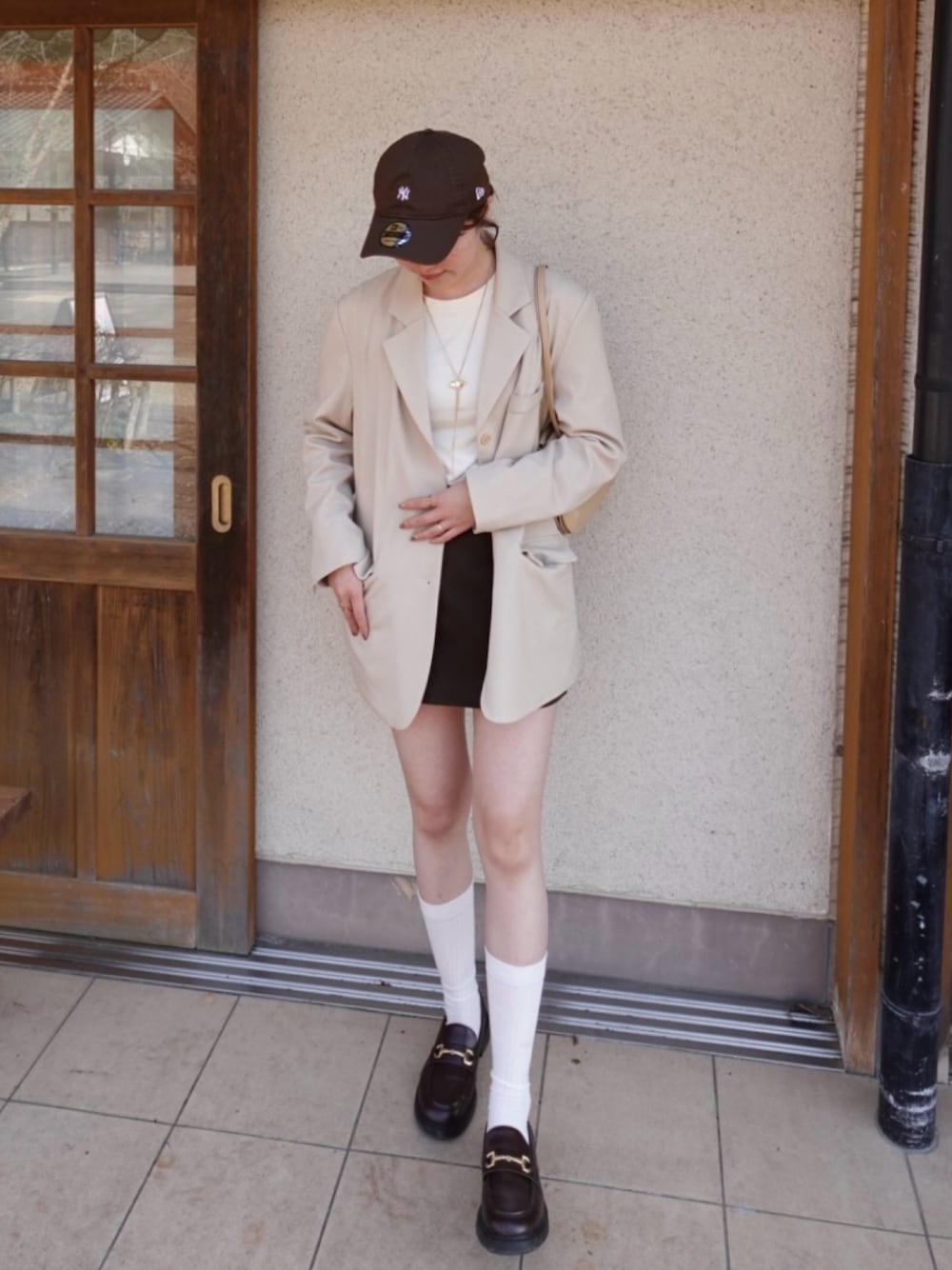 「今日のコーデ、春色、春服、オトナカワイイ、大人コーデ、レディースファッション、160cm台コーデ、高身長女子、高身長コーデ、春アウター、ジャケット×スカート、ミニスカート、ローファー、キャップ、淡色コーデ」｜「NEW ERAの【別注】＜NEW ERA＞GLR 9TWENTY ミニ NY ロゴ ベースボール キャップ（キャップ、ブラウン系）」を使った、yuuさん（レディース・168cm）の春コーディネートの1枚目の写真