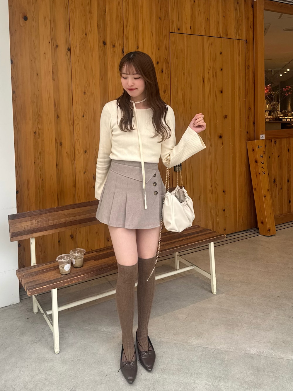 「春服コーデ、春カラー、春コーデ、スカートスタイル、ミニスカート、スカートコーデ、高身長女子、高身長コーデ、ホワイトコーデ、ベージュコーデ、淡色コーデ、淡色女子、GRL、shein、プチプラ」｜「menueのロングノーズ リボンパンプス（パンプス、ブラウン系）」を使った、yuuさん（レディース・168cm）の春コーディネートの1枚目の写真