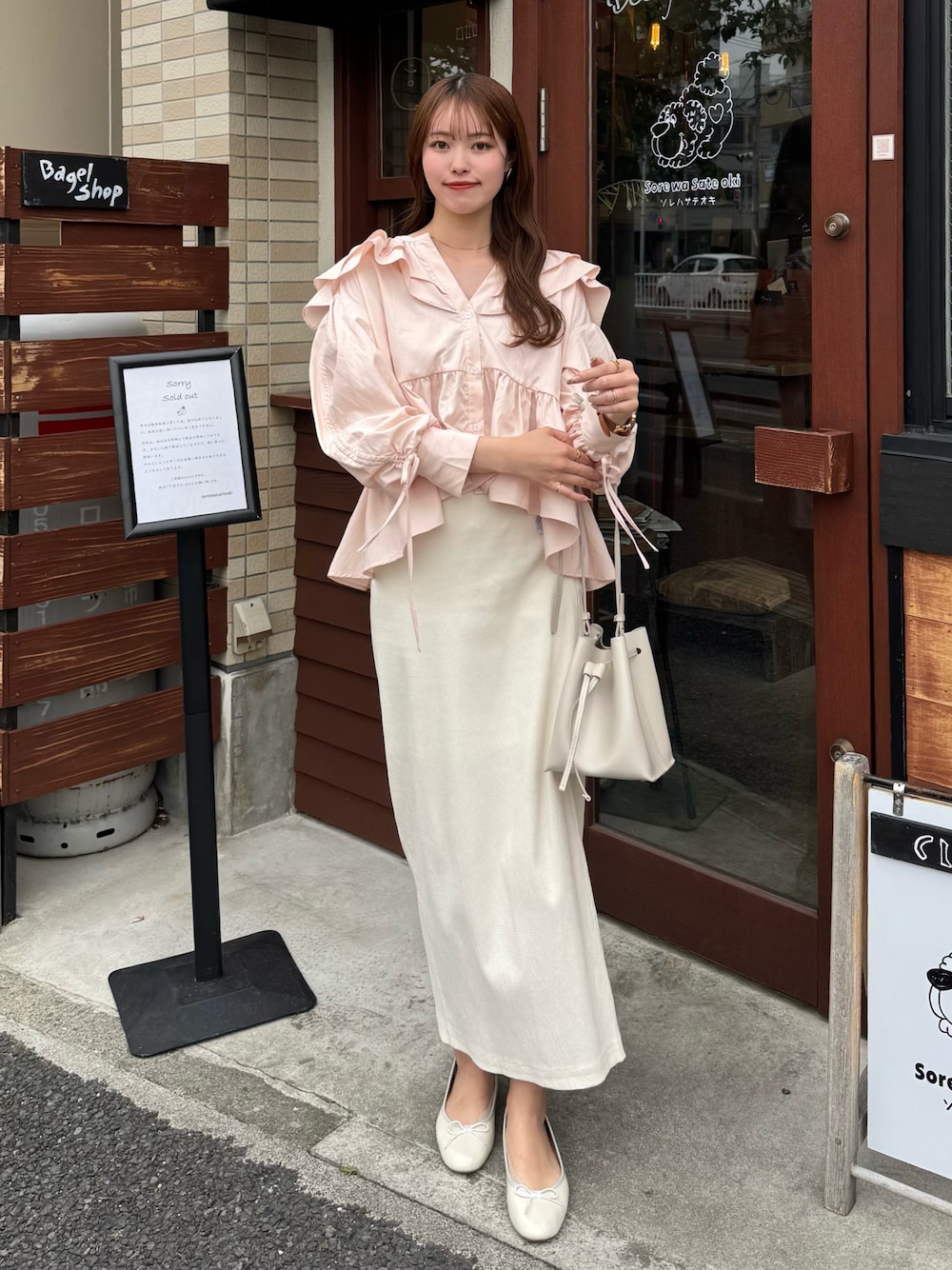 「最近のいい感じコーデ、春服、春色、春ファッション、春服コーデ、春カラー、オトナ女子、高身長女子、高身長コーデ、160cm台コーデ、ピンク、ピンクコーデ、スカートスタイル、キレイめコーデ、ブラウス」｜「GUのアイテム（バレエシューズ、ホワイト系）」を使った、yuuさん（レディース・168cm）の春コーディネートの1枚目の写真