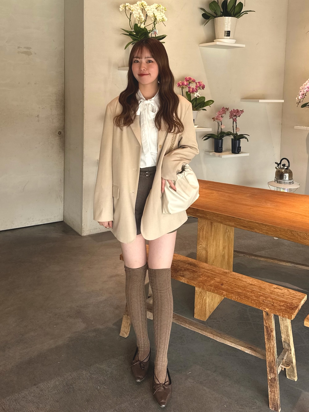 「春めき満開コーデ、春コーデ、春服、春カラー、ジャケット、テーラードジャケット、ショートパンツ、リボン、お出かけコーデ、オトナ女子、休日スタイル、高身長女子、高身長コーデ、淡色コーデ、淡色女子」｜「SNIDELのドロストチェーンバッグ（ショルダーバッグ、ホワイト系）」を使った、yuuさん（レディース・168cm）の春コーディネートの1枚目の写真