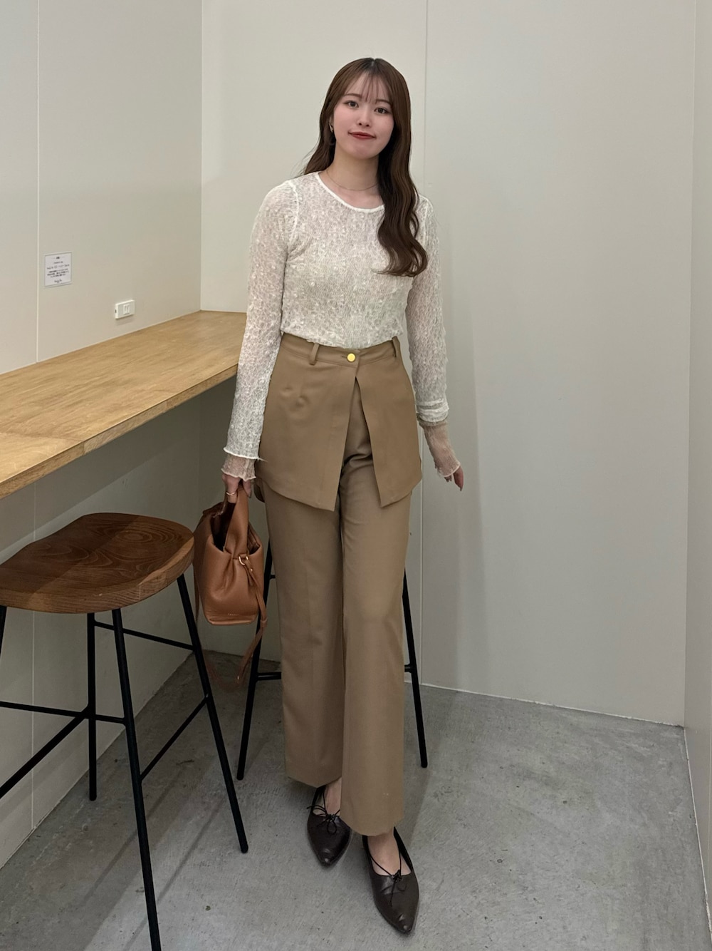「最近のいい感じコーデ、大人カジュアル、ベージュ、ベージュコーデ、ブラウン、ブラウンコーデ、パンツスタイル、レーストップス、NOBLE、noble、capricieuxlemage、淡色コーデ、淡色女子、高身長、高身長女子」｜「CAPRICIEUX LE'MAGEのレースリバロンT（Tシャツ/カットソー、ホワイト系）」を使った、yuuさん（レディース・168cm）の春コーディネートの1枚目の写真