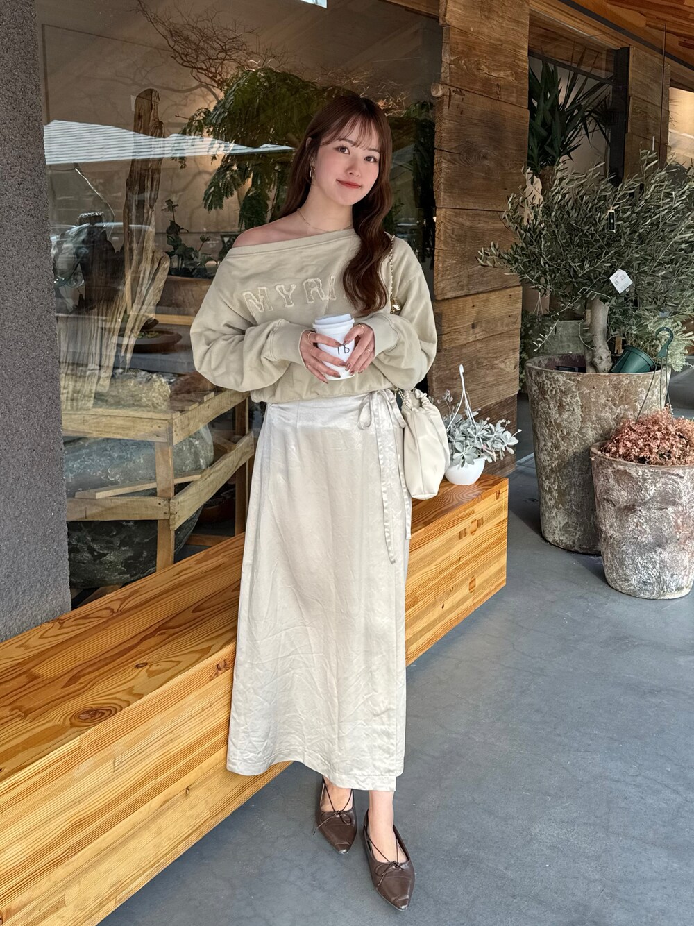 「おでかけコーデ、大人コーデ、シンプルスタイル、春カラー、春コーデ、春めき満開コーデ、春服コーデ、春、淡色コーデ、淡色女子、高身長女子、高身長コーデ、ロングスカート、ワンショルダー、サテン」｜「SNIDELのアイテム（スカート、ホワイト系）」を使った、yuuさん（レディース・168cm）の春コーディネートの1枚目の写真