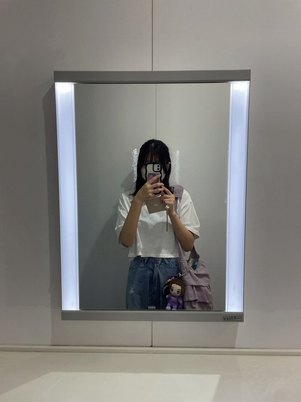 「フリルトート、デニムパンツ、白Tシャツ」｜「Chicoのダメージワイドデニムパンツ（デニムパンツ、ブルー系）」を使った、mii23_さん（レディース・163cm）の秋コーディネートの1枚目の写真