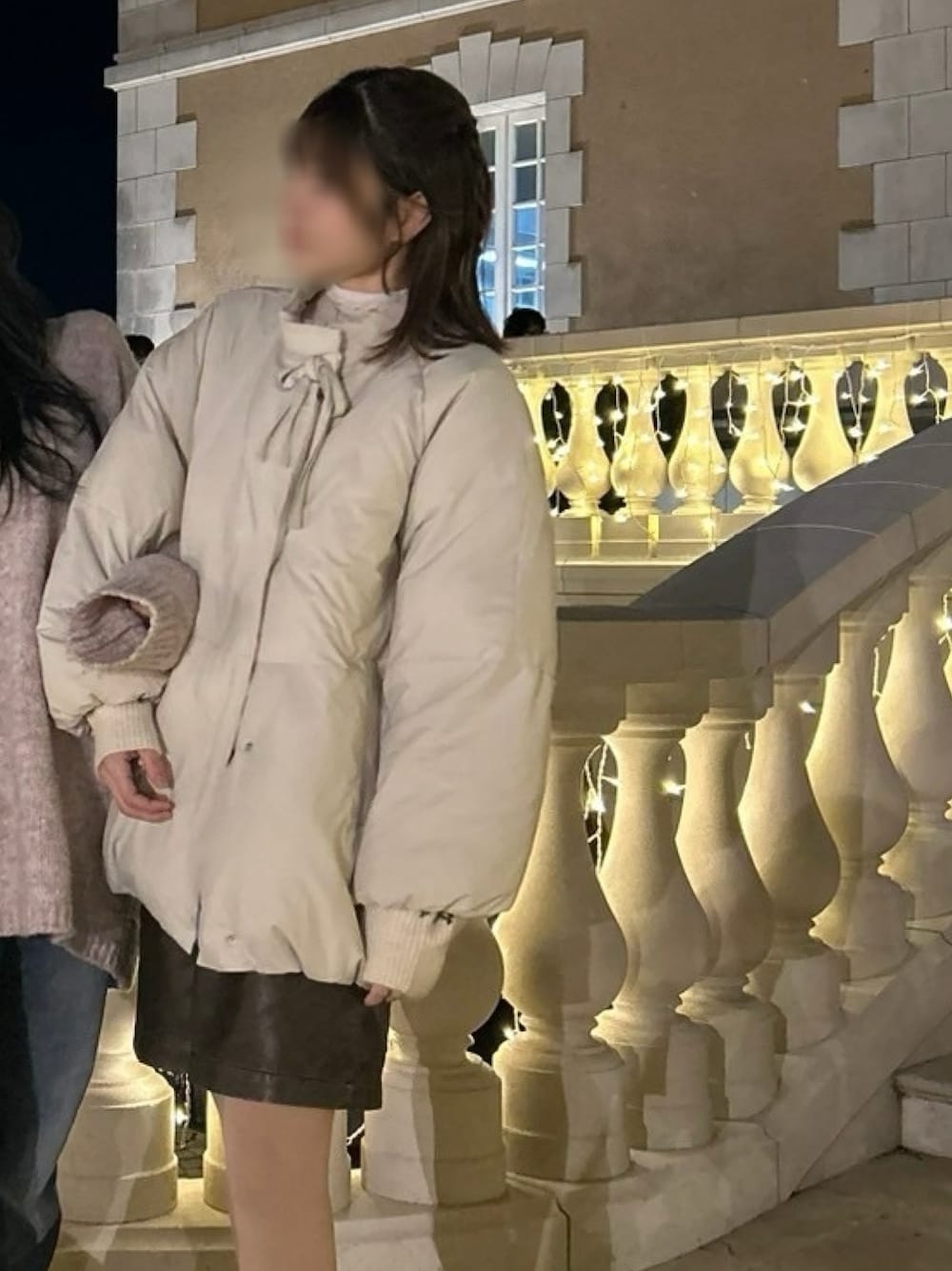 ベージュ系のブルゾン、ブラウン系のその他パンツを着用したレディースの冬コーディネートの1枚目の写真