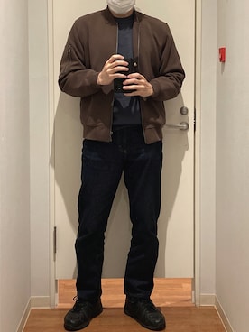 「UNIQLO（ユニクロ）のレギュラーフィットストレートハイライズジーンズ（デニムパンツ、ブルー系）」を使った、木下さん（メンズ・177cm）の春コーディネート