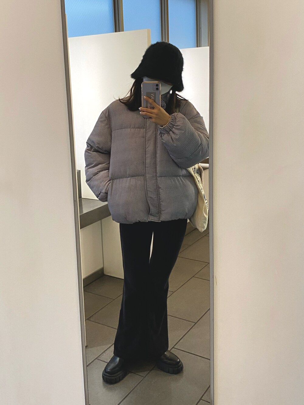 「冬コーデ、シンプルコーデ、ダウンジャケット、モノクロ、miroamurette、GRL、moussy」｜「MIRO AMURETTEのアイテム（帽子、ブラック系）」を使った、nanoさん（レディース・160cm）の冬コーディネートの1枚目の写真