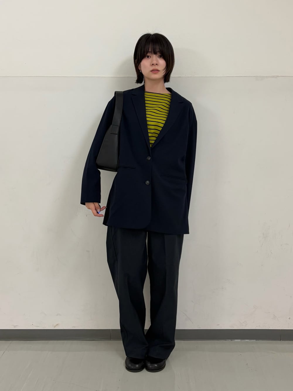 ブルー系のその他アウター、ブルー系のその他パンツ、ブラック系のサンダルを着用したレディースの秋コーディネートの1枚目の写真