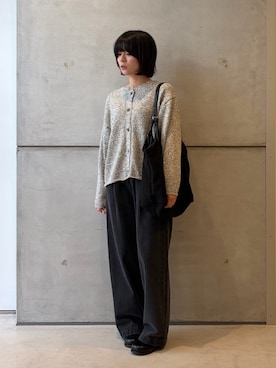 「かぐれ（カグレ）のフェードデニムイージーパンツ（デニムパンツ、ブラック系）」を使った、永山新菜  ninさん（レディース・155cm）の秋コーディネート
