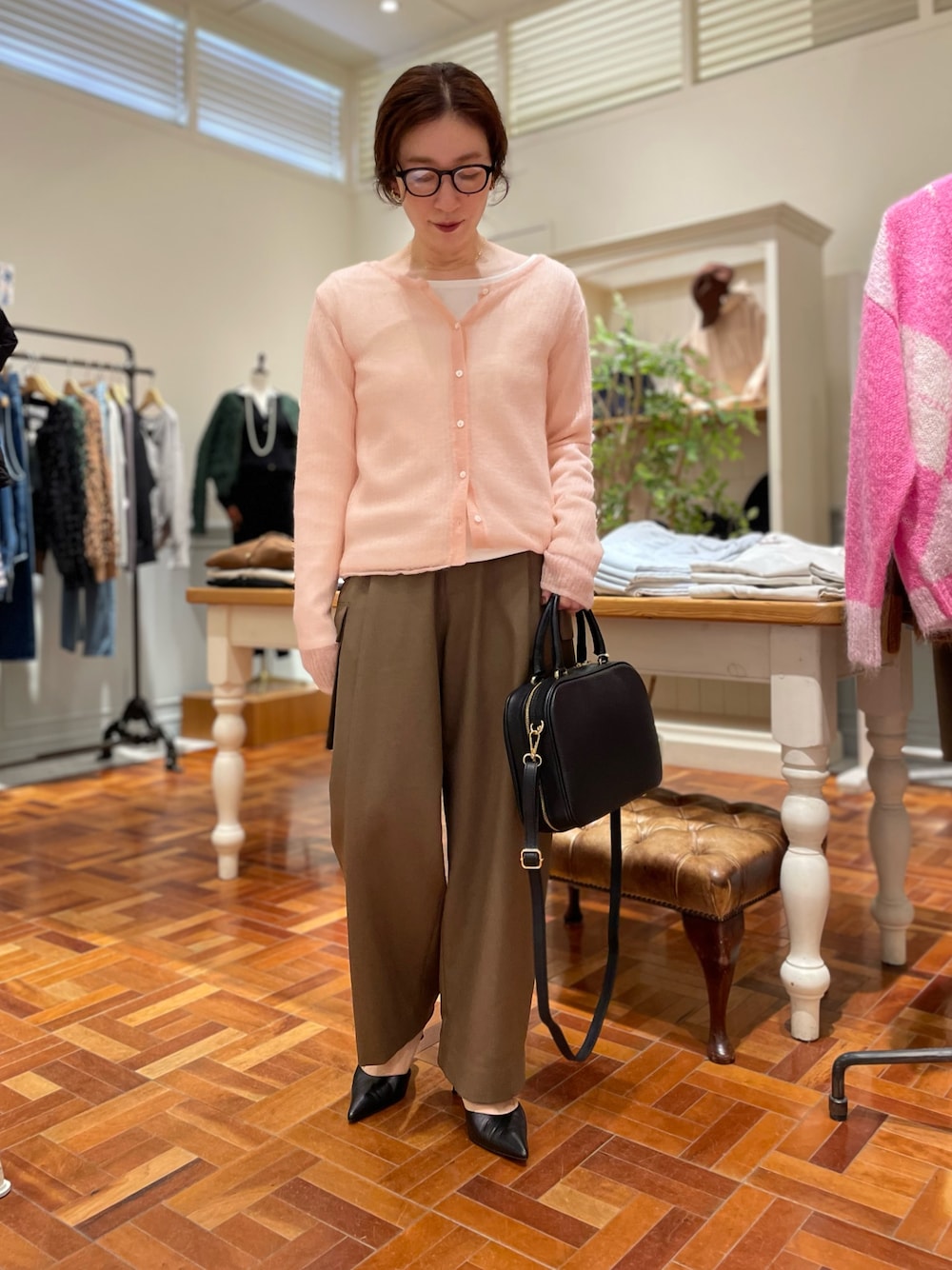 ピンク系のカーディガン/ボレロ、ホワイト系のTシャツ/カットソー、ブラック系のボストンバッグを着用したレディースの秋コーディネートの1枚目の写真