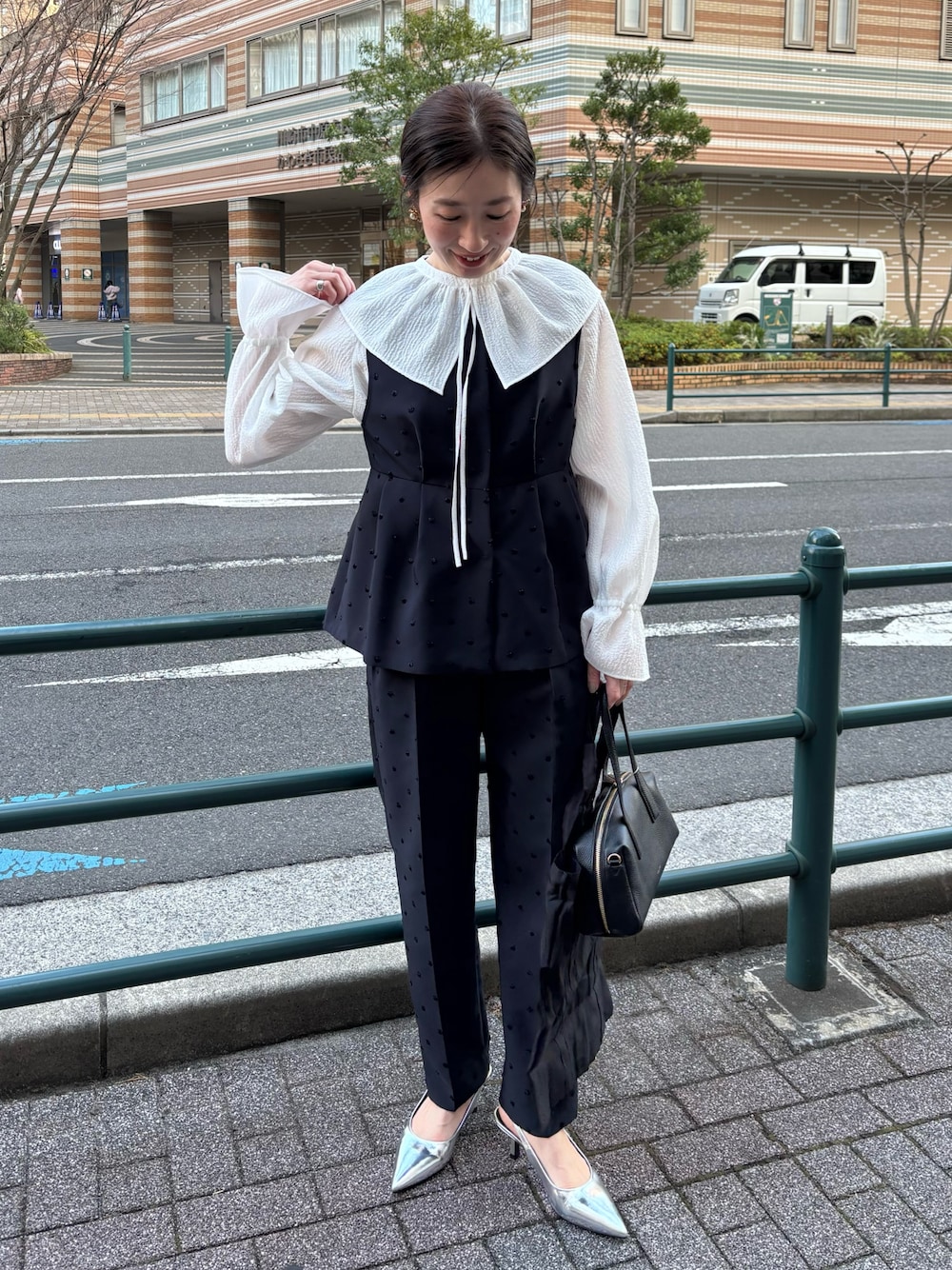 「卒入園コーデ、卒入学コーデ、卒入学、卒入、オケージョン、オケージョンスタイル、セレモニー、セレモニーコーデ、ノーリーズ、セットアップ、セットアップスタイル、襟付きトップス、ママコーデ、ママファッション」｜「NOLLEY’Sの楊柳ジャガード衿取り外しブラウス（シャツ/ブラウス、ホワイト系）」を使った、yuko yamaguchiさん（レディース・158cm）の冬コーディネートの1枚目の写真