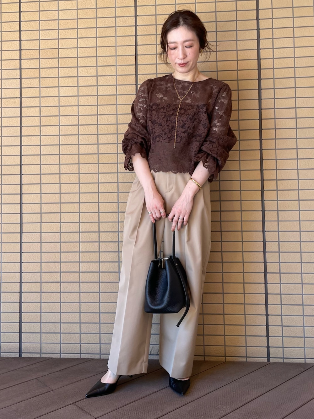 ブラウン系のシャツ/ブラウス、ベージュ系のその他パンツ、ブラック系のショルダーバッグを着用したレディースの秋コーディネートの1枚目の写真