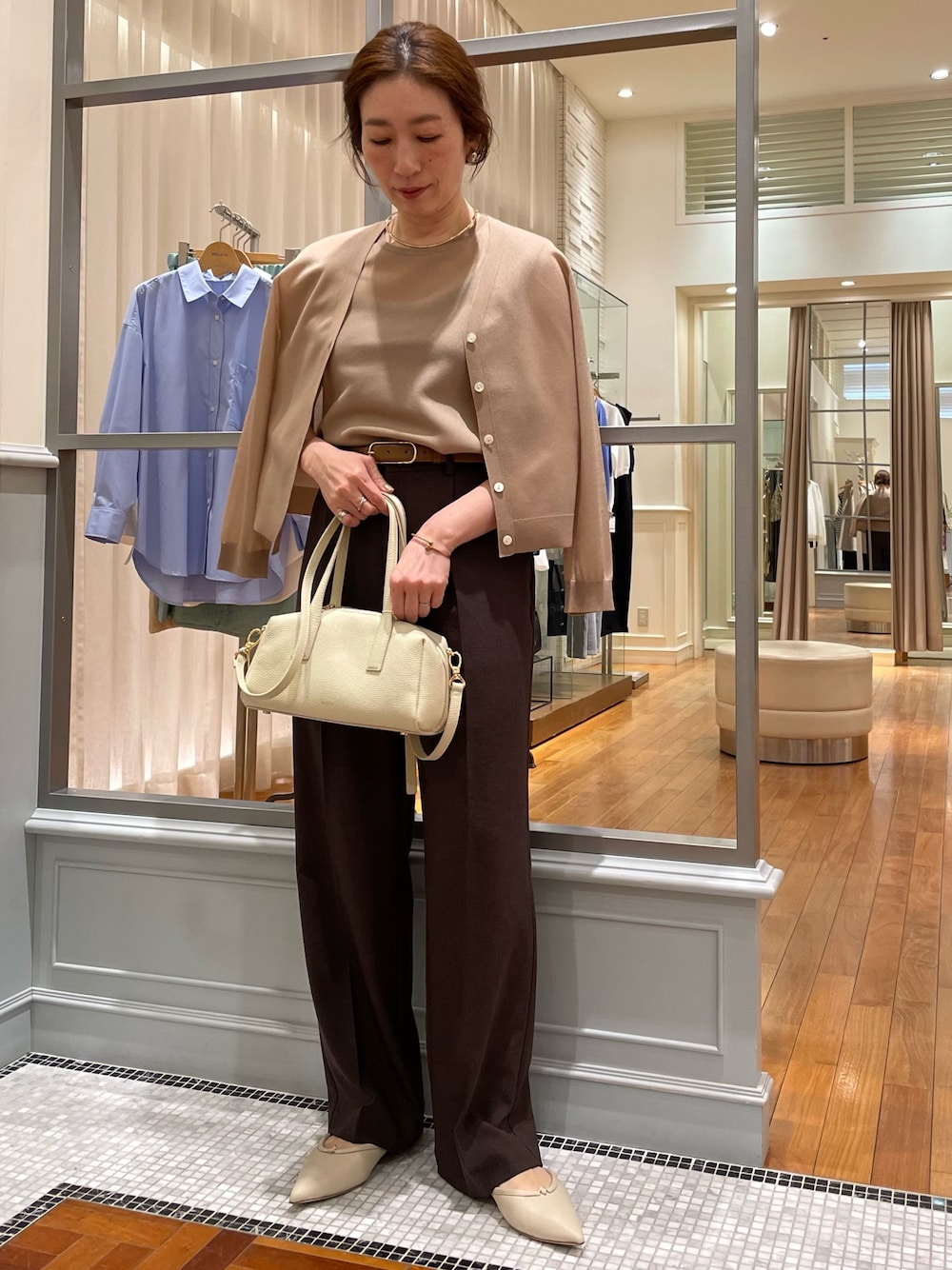 「アンサンブル、シアートップス、シアー、通勤コーデ、上品、きれいめ、キレイめ、大人コーデ、大人女子、ブラウンコーデ、ブラウン、ブラウンパンツ、着痩せ・細見え、NOLLEY'S、オフィスカジュアル」｜「NOLLEY’Sの【grace grace/グラスグラス】【WEB STAFF恵☆別注アイテム】プレーンチョーカー（チョーカー、ゴールド系）」を使った、yuko yamaguchiさん（レディース・158cm）の春コーディネートの1枚目の写真