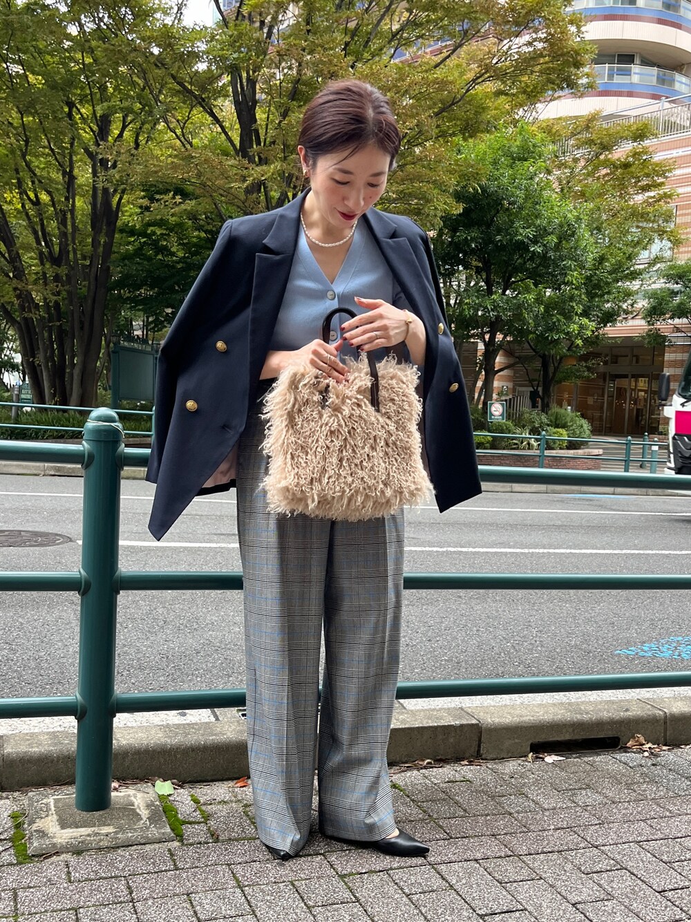 「紺ブレ、ジャケット、ジャケットスタイル、ジャケットコーデ、サックスブルー、シンプルスタイル、オトナ女子、きれいめコーデ、パンツコーデ、ノーリーズ」｜「NOLLEY’Sの淡水パールネックレス（ネックレス、ホワイト系）」を使った、yuko yamaguchiさん（レディース・158cm）の冬コーディネートの1枚目の写真