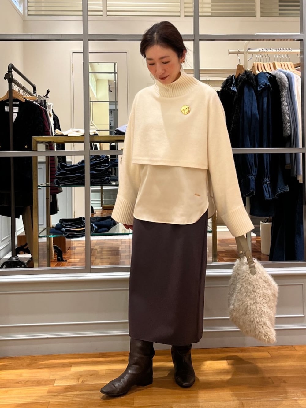 「ホワイトコーデ、ノーリーズ、ニット、クロップドトップス、タートルネック、ショート丈トップス、タイトスカート、きれいめカジュアル、オトナカジュアル、冬コーデ、休日スタイル、大人かわいい、ハイネック、冬」｜「NOLLEY’Sのリラックスサテン長袖Tブラウス（シャツ/ブラウス、ベージュ系）」を使った、yuko yamaguchiさん（レディース・158cm）の冬コーディネートの1枚目の写真