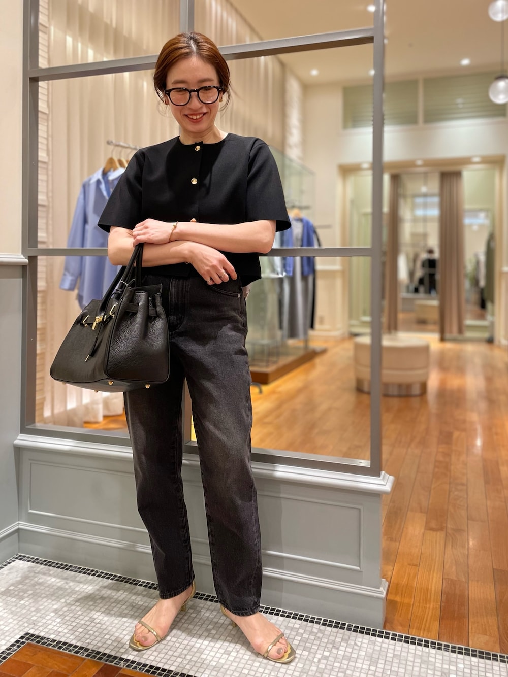 「ニットジャケット、ノーカラージャケット、クラシカル、春コーデ、春夏コーデ、春服、モノトーン、モノトーンコーデ、大人かわいい、大人カジュアル、ママコーデ、デニム、ブラックデニム、ブラックコーデ、NOLLEY'S」｜「NOLLEY’Sのボストンメガネ（メガネ、ブラック系）」を使った、yuko yamaguchiさん（レディース・158cm）の春コーディネートの1枚目の写真