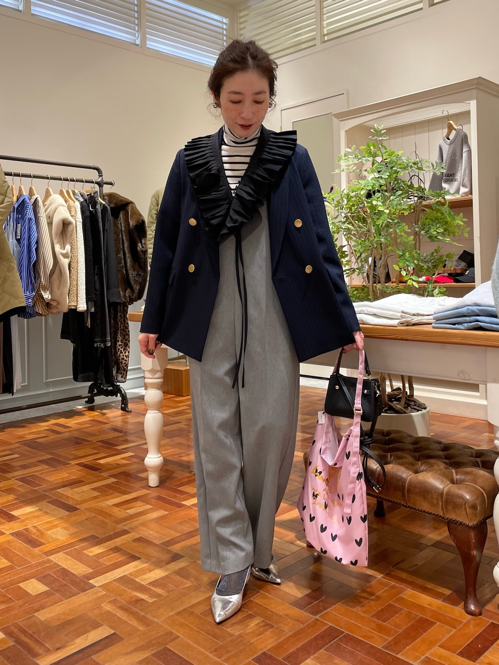 ホワイト系のニット/セーター、グレー系のつなぎ/オールインワン、ブルー系のテーラードジャケットを着用したレディースの冬コーディネートの1枚目の写真