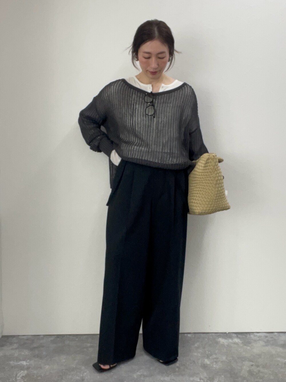 「ロンT、シアートップス、大人カジュアルコーデ、大人コーデ、モノトーン、春服コーデ、ラフコーデ、ノーリーズ、レイヤードスタイル、メッシュニット、メッシュバッグ、メッシュトップス、ヘンリーネック、めがね、メガネ女子」｜「NOLLEY’Sのカシミヤシルクヘンリー2WAYプルオーバーカットソー（Tシャツ/カットソー、ホワイト系）」を使った、yuko yamaguchiさん（レディース・158cm）の春コーディネートの1枚目の写真