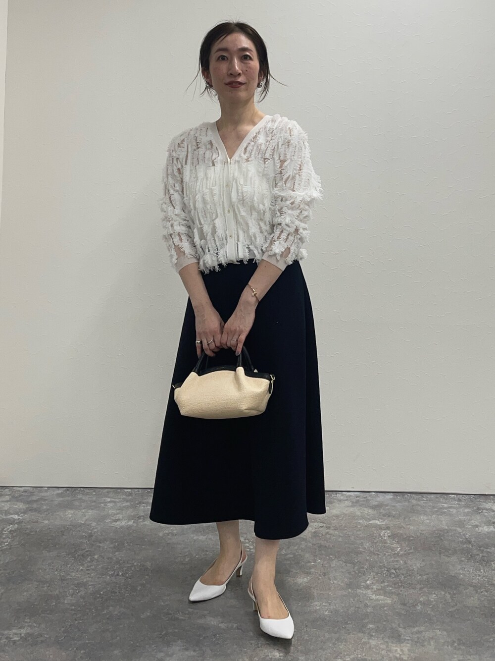 「きれいめカジュアル、キレイめ、きれいめ、キレイめコーデ、フレアスカート、スカート、スカートスタイル、スカートコーデ、ノーリーズ、カーディガン、ジャガード、シンプル、シンプルコーデ、シンプルスタイル」｜「NOLLEY’Sの《手洗い可能》カットフリンジ2WAYカーディガン（カーディガン/ボレロ、ホワイト系）」を使った、yuko yamaguchiさん（レディース・158cm）の冬コーディネートの1枚目の写真