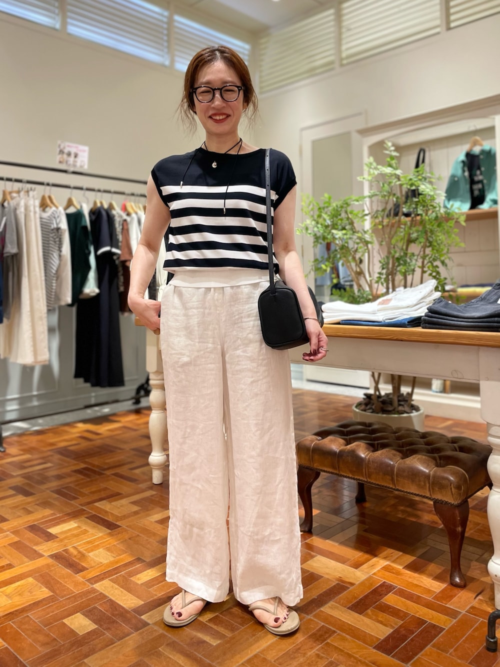 「モノトーン、モノトーンコーデ、リネン、リネンパンツ、大人カジュアル、大人コーデ、大人女子、大人かわいい、パンツスタイル、パンツ、パンツコーデ、夏、旅行、旅行コーデ、リラックススタイル」｜「NOLLEY’Sのニュアンスプレートネックレス（ネックレス、シルバー系）」を使った、yuko yamaguchiさん（レディース・158cm）の夏コーディネートの1枚目の写真