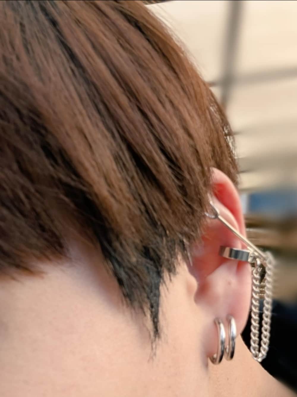 「イヤーカフ、イヤリング、ピアス」｜「NOVESSELのA'GEM/9 × .kom『NOVESSEL/ノベセル』セーフティーピンデザインイヤーカフ（イヤーカフ、シルバー系）」を使った、アッキーさん（メンズ・167cm）の冬コーディネートの1枚目の写真