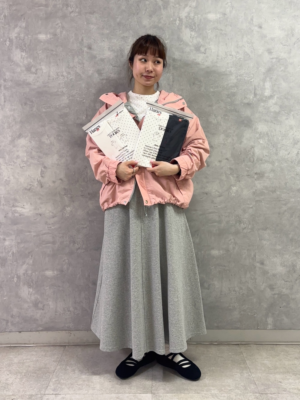 ホワイト系のTシャツ/カットソー、ブルー系のTシャツ/カットソー、ピンク系のテーラードジャケットを着用したレディースの春コーディネートの1枚目の写真