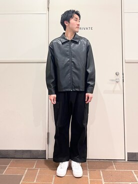 「ITEMS URBANRESEARCH（アイテムズ アーバンリサーチ）の高機能 ウエストイージーポリカーゴパンツ（その他パンツ、ブラック系）」を使った、Jasmineさん（メンズ・173cm）の春コーディネート