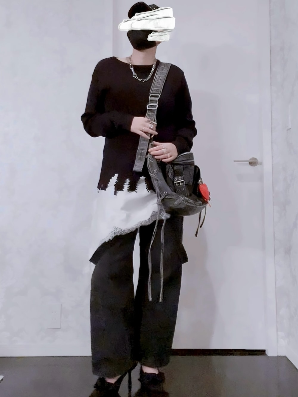 ブラック系のTシャツ/カットソー、ブラック系のデニムパンツ、ブラック系のショルダーバッグを着用したレディースの秋コーディネートの1枚目の写真